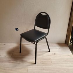 Chaise noir SKAI
